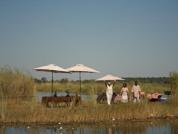 Susuwe Island Lodge - lunch on river bank